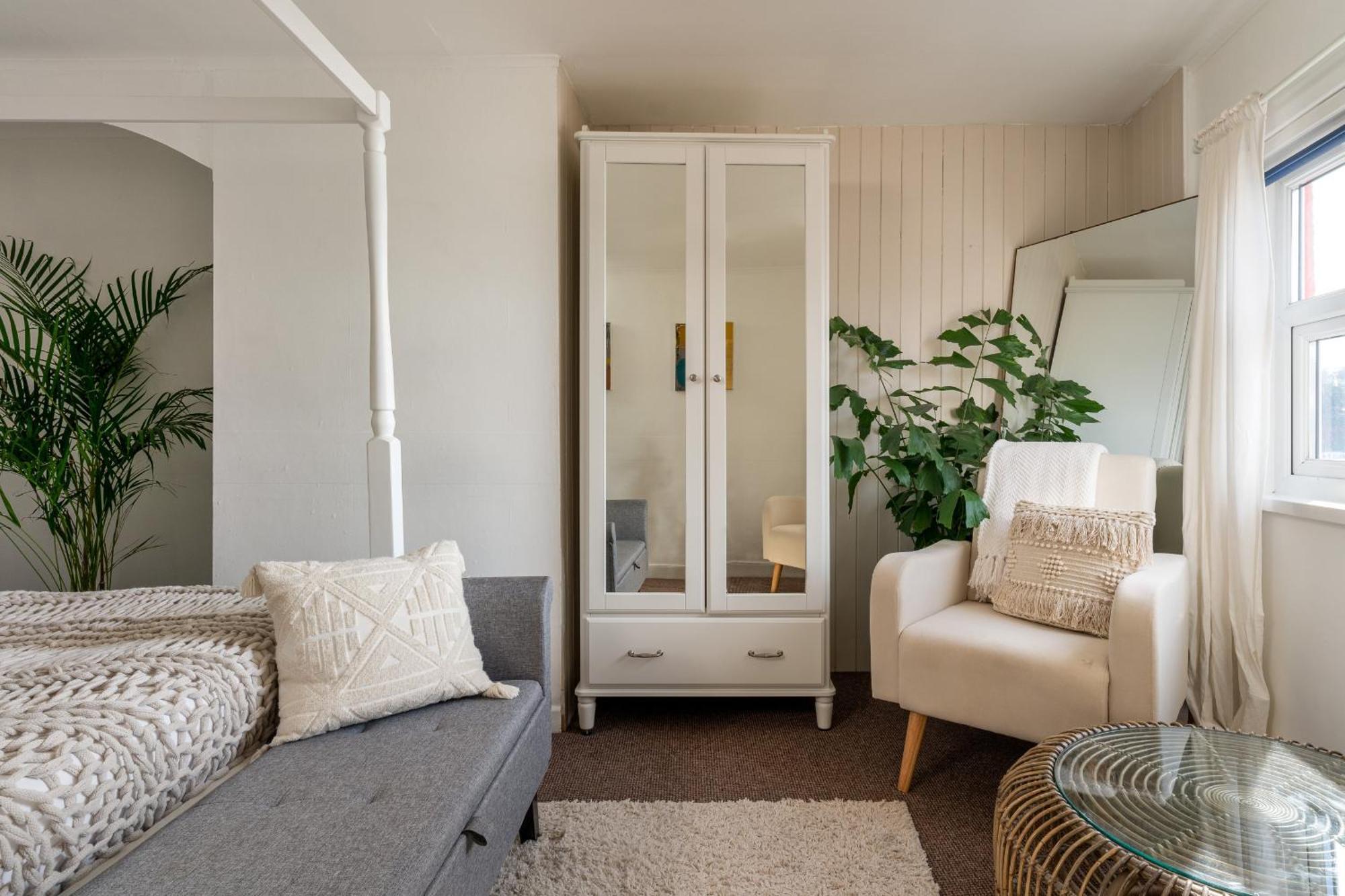 Crab Shack - Stylish Back Duplex Apartment,